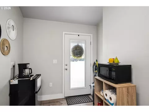 Entry Way - 1524 Galaway Ct, Eugene, OR 97401 photo 3 of 3