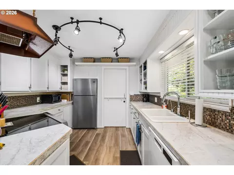 Kitchen - 1524 Galaway Ct, Eugene, OR 97401 photo 2 of 3