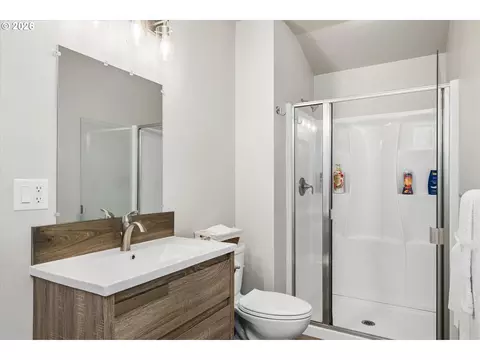 Bath - 1524 Galaway Ct, Eugene, OR 97401 photo 2 of 2