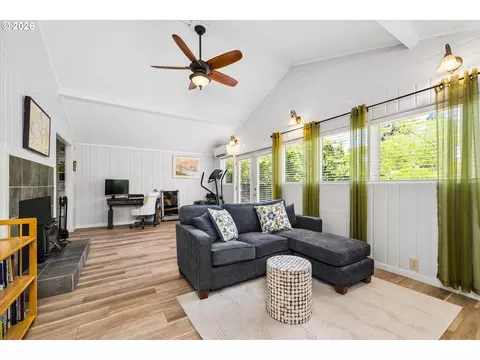 Living - 1524 Galaway Ct, Eugene, OR 97401 photo 4 of 5