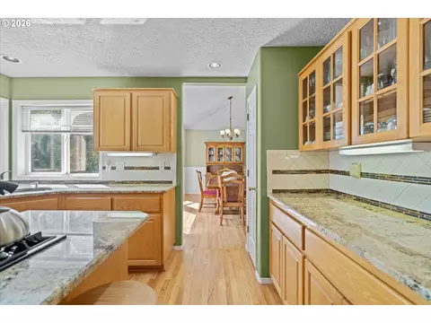 Kitchen - 1083 SE Acacia Pl, Gresham, OR 97080 photo 3 of 6