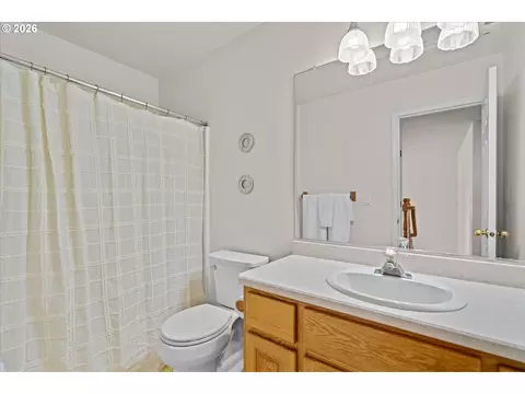 Bath - 1083 SE Acacia Pl, Gresham, OR 97080 photo 2 of 6