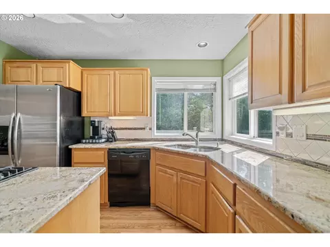 Kitchen - 1083 SE Acacia Pl, Gresham, OR 97080 photo 4 of 6
