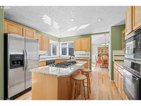 Kitchen - 1083 SE Acacia Pl, Gresham, OR 97080 photo 6 of 6