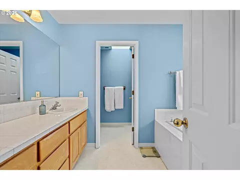 Bath - 1083 SE Acacia Pl, Gresham, OR 97080 photo 3 of 6