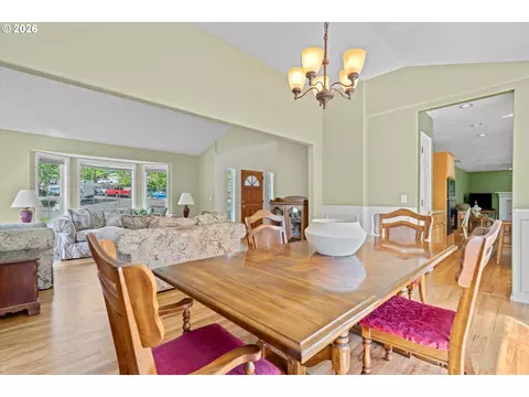 Dining - 1083 SE Acacia Pl, Gresham, OR 97080 photo 4 of 5
