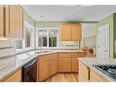 Kitchen - 1083 SE Acacia Pl, Gresham, OR 97080 photo 5 of 6