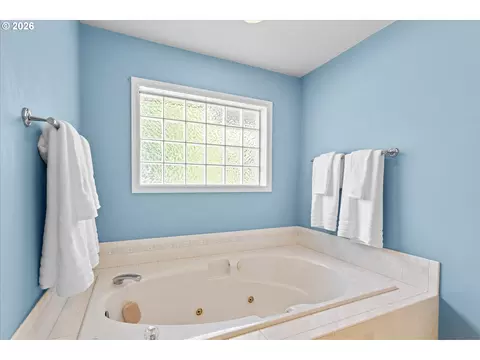 Bath - 1083 SE Acacia Pl, Gresham, OR 97080 photo 4 of 6