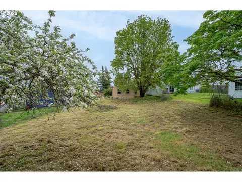 220 SW Ivy St, Willamina, OR 97396