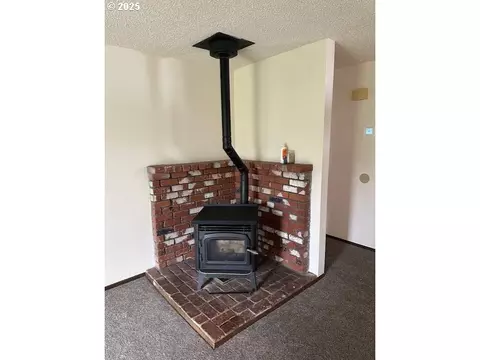 710 NE 5th St, Willamina, OR 97396