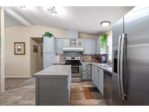Kitchen - 326 SE Anderson Rd, Boardman, OR 97818 photo 2 of 4