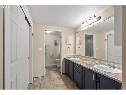 Bath - 326 SE Anderson Rd, Boardman, OR 97818 photo 1 of 3