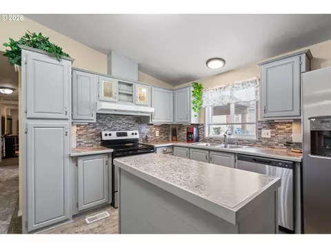 Kitchen - 326 SE Anderson Rd, Boardman, OR 97818 photo 3 of 4