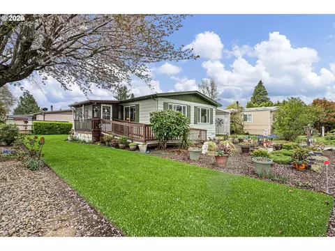 1400 Candlelight Dr #105, Eugene, OR 97402