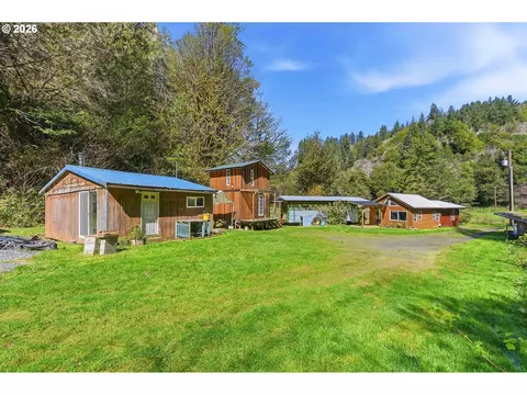 93044 Poplar Ln, Coos Bay, OR 97420