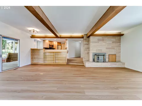 Living - 91082 Leashore Dr, Vida, OR 97488 photo 4 of 9