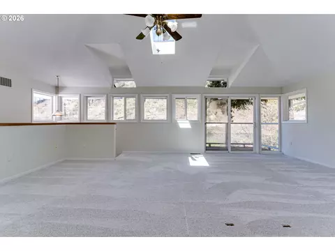 Living - 91082 Leashore Dr, Vida, OR 97488 photo 9 of 9