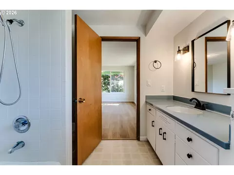 Bath - 91082 Leashore Dr, Vida, OR 97488 photo 2 of 2
