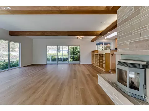 Living - 91082 Leashore Dr, Vida, OR 97488 photo 2 of 9