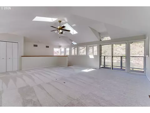 Living - 91082 Leashore Dr, Vida, OR 97488 photo 8 of 9