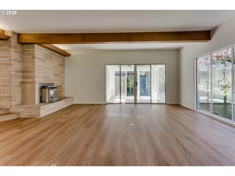 Living - 91082 Leashore Dr, Vida, OR 97488 photo 5 of 9