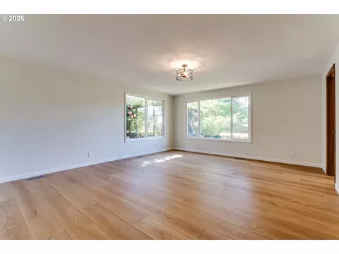 Living - 91082 Leashore Dr, Vida, OR 97488 photo 6 of 9