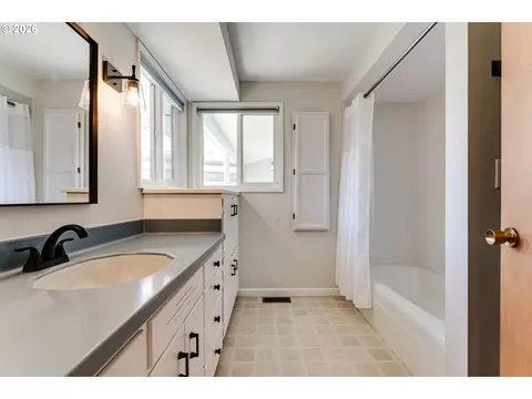 Bath - 91082 Leashore Dr, Vida, OR 97488 photo 1 of 2