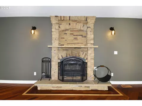 Living - 2571 SElliott Dr, Gresham, OR 97080 photo 9 of 10