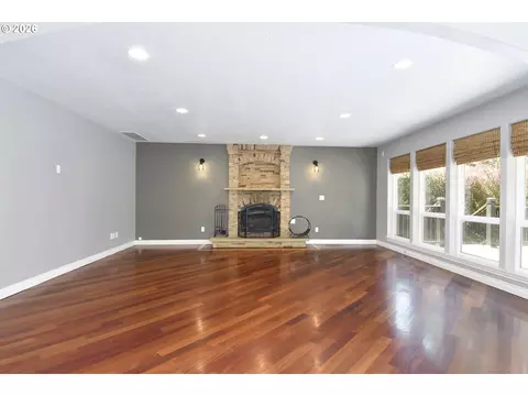 Living - 2571 SElliott Dr, Gresham, OR 97080 photo 7 of 10