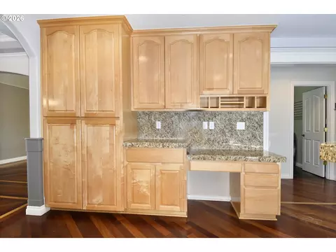 Kitchen - 2571 SElliott Dr, Gresham, OR 97080 photo 3 of 4