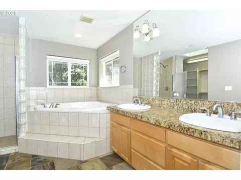 Bath - 2571 SElliott Dr, Gresham, OR 97080 photo 3 of 3