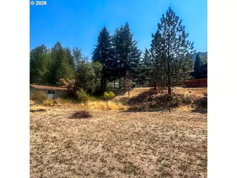 411 Wood Crest Dr, Myrtle Creek, OR 97457