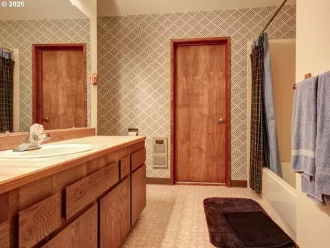 Bath - 67799 E Nicklaus Way, Welches, OR 97067 photo 2 of 2