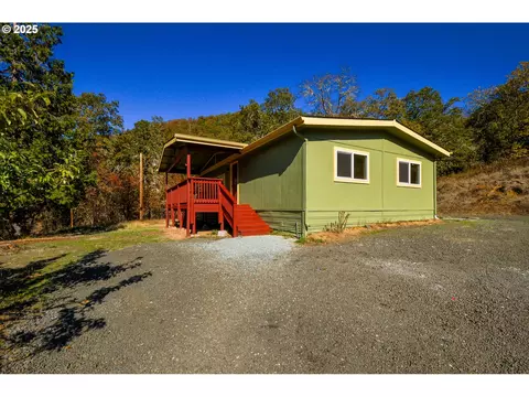 2193 Canyonville Riddle Rd, Riddle, OR 97469