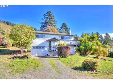 16493 Lovell Ln, Brookings, OR 97415