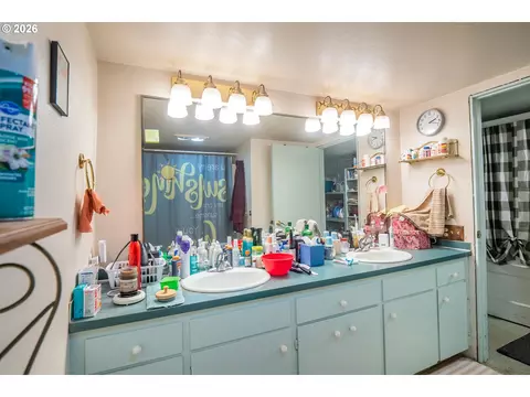 Bath - 87161 Central Rd, Eugene, OR 97402 photo 2 of 2