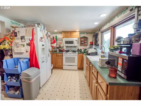 Kitchen - 87161 Central Rd, Eugene, OR 97402 photo 1 of 6