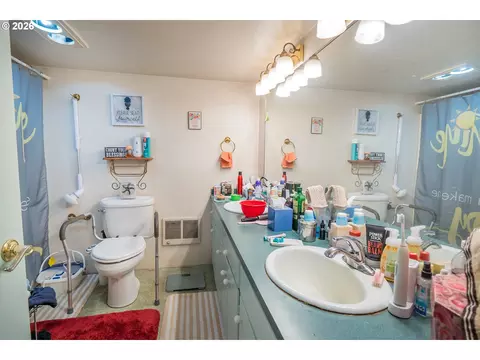 Bath - 87161 Central Rd, Eugene, OR 97402 photo 1 of 2