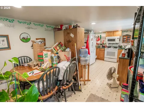 Kitchen - 87161 Central Rd, Eugene, OR 97402 photo 6 of 6