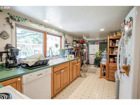 Kitchen - 87161 Central Rd, Eugene, OR 97402 photo 2 of 6