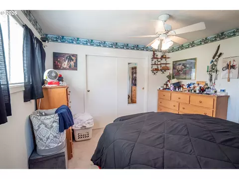 Bedroom - 87161 Central Rd, Eugene, OR 97402 photo 2 of 3