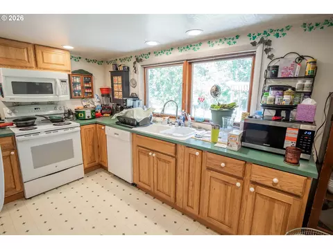 Kitchen - 87161 Central Rd, Eugene, OR 97402 photo 4 of 6