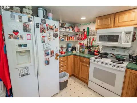 Kitchen - 87161 Central Rd, Eugene, OR 97402 photo 5 of 6