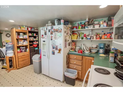 Kitchen - 87161 Central Rd, Eugene, OR 97402 photo 3 of 6