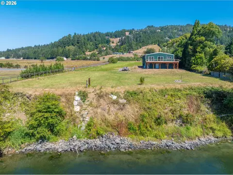 95452 N Bank Rogue River Rd, Gold Beach, OR 97444