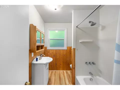 Bath - 1053 SE Barnes Rd, Gresham, OR 97080 photo 1 of 1