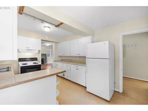 Kitchen - 1053 SE Barnes Rd, Gresham, OR 97080 photo 3 of 4