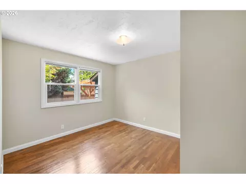 Bedroom - 1053 SE Barnes Rd, Gresham, OR 97080 photo 3 of 4
