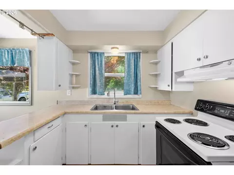 Kitchen - 1053 SE Barnes Rd, Gresham, OR 97080 photo 2 of 4