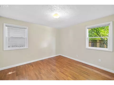 Bedroom - 1053 SE Barnes Rd, Gresham, OR 97080 photo 4 of 4
